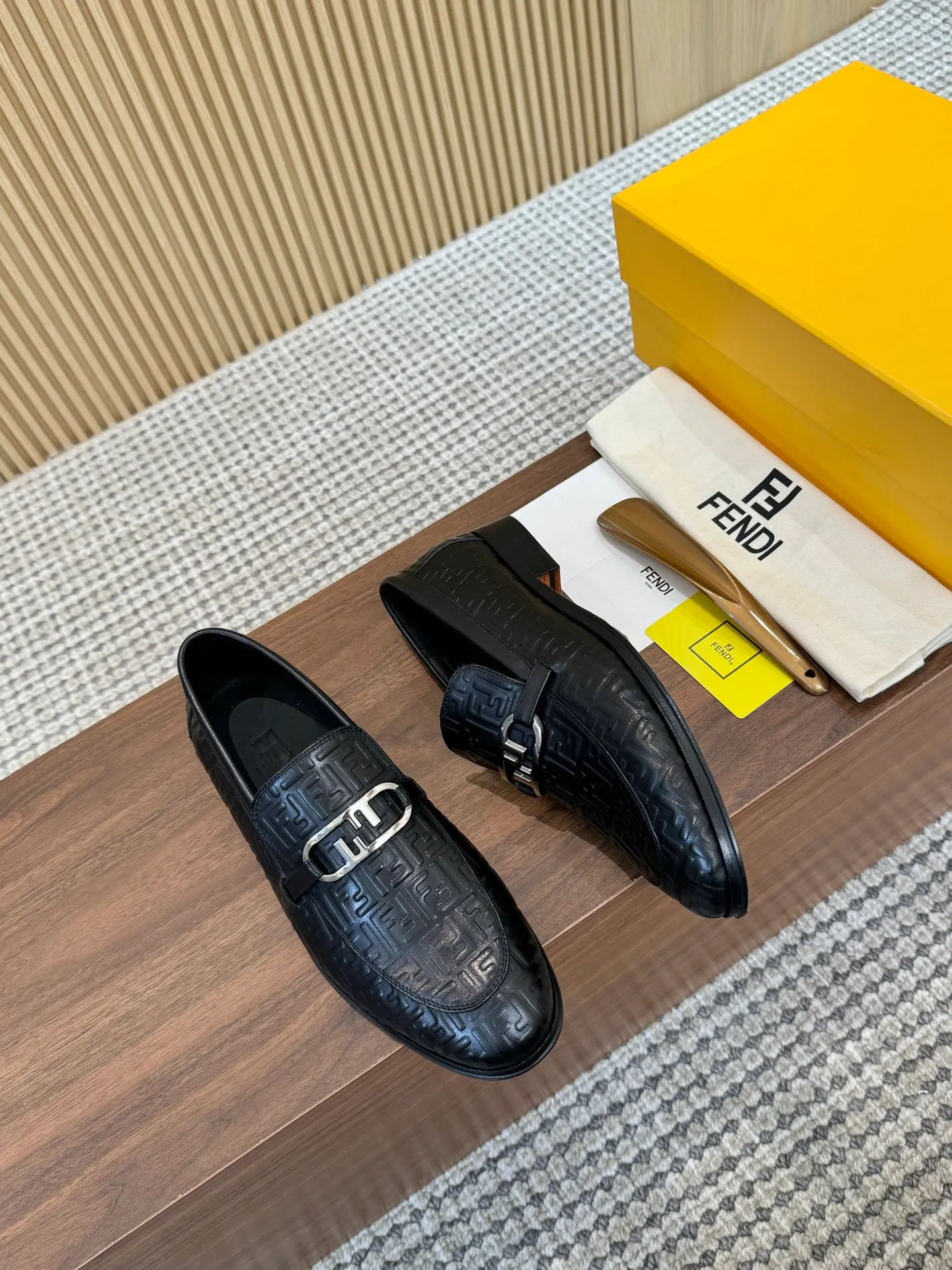 [FENDI] Top P: 980💰 ▪️Size: Men's 39-44. (Customized at 38.45.46) Fendi men's business casual leather shoes Imported brand cloth/calfskin/open edge beads/brand logo printing -Inside: Comfortable cowhide lining -Outsole: Genuine leather outsole with rubber backing embedded in the heel, perfect injection molding -Ultra-high quality control·Fine workmanship: highlighted (high-end·luxury·grade)